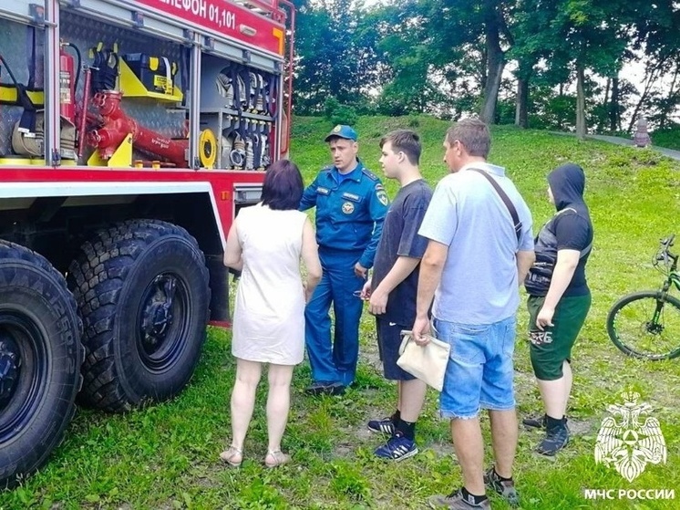 Рославльские пожарные в День молодежи не только обеспечивали безопасность