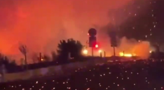 В Турции лесной пожар перекрыл дорогу на популярный курорт: видео