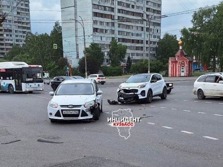 ДТП произошло на перекрестке в Кемерове