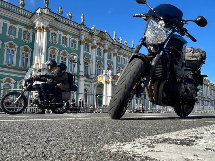 Мотоциклист сбил девочку на Парашютной улице в Петербурге