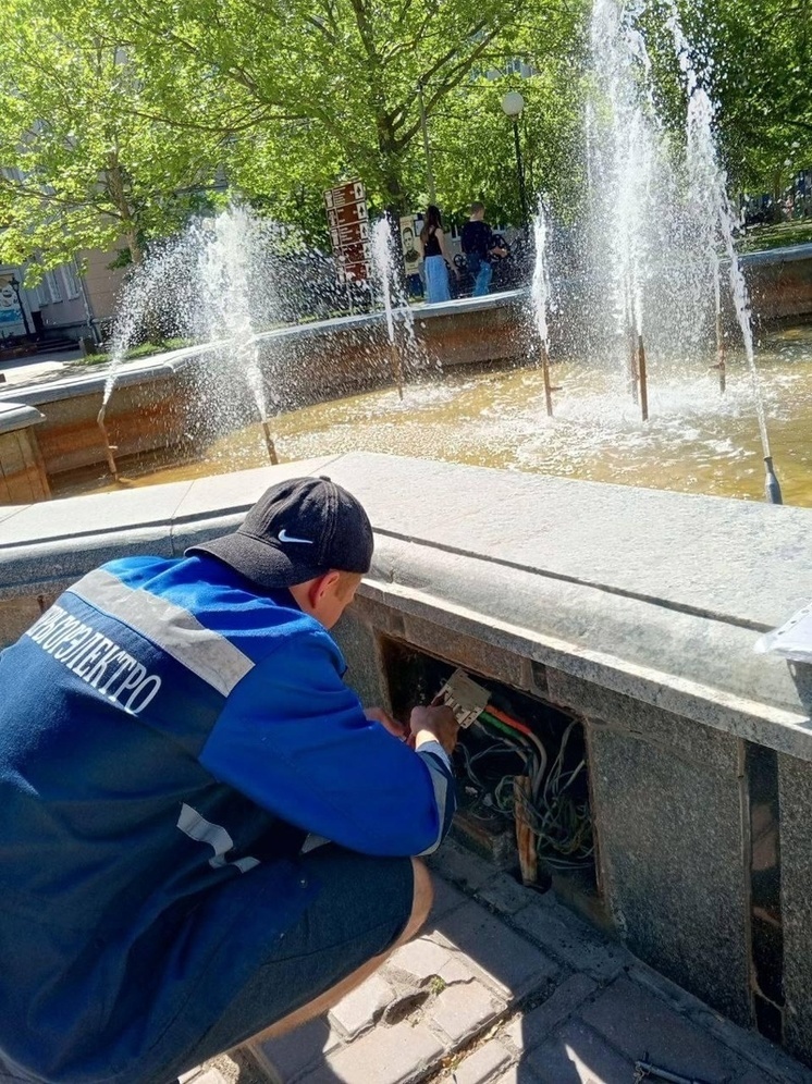 Шефы из Твери помогают поддерживать городские фонтаны Бердянска в рабочем состоянии