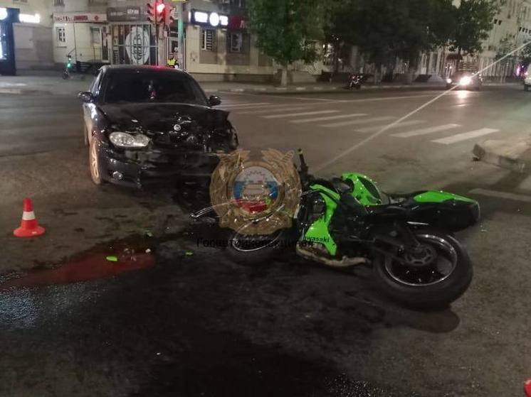 В ночном ДТП у ТЮЗа пострадал мотоциклист