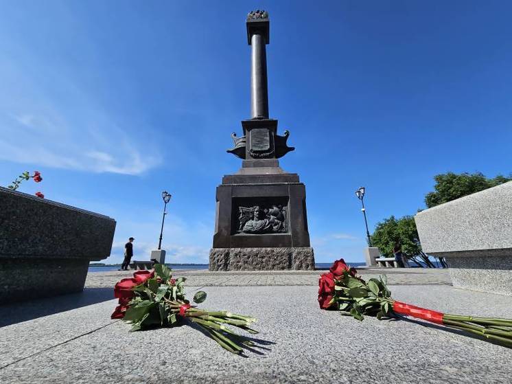 Празднование юбилея Архангельска начались с возложения цветов к памятной стеле