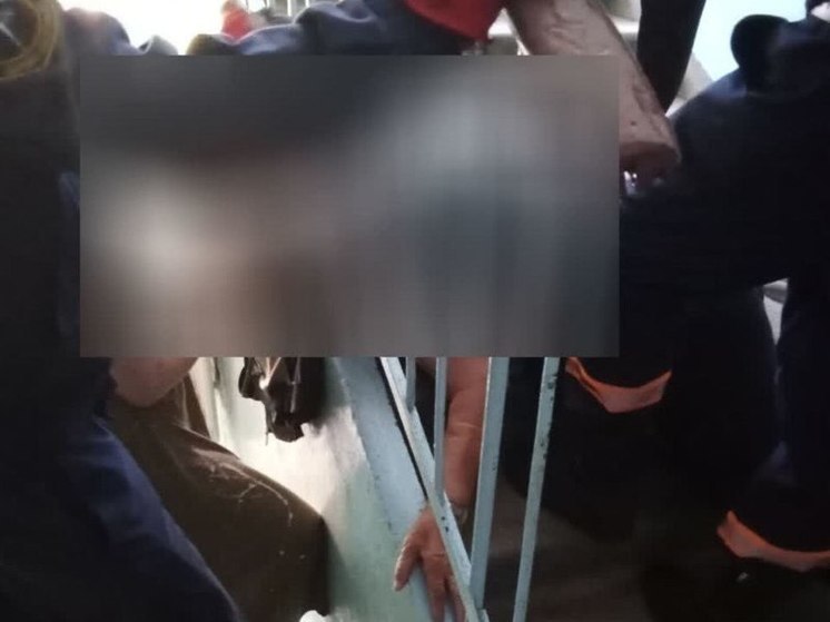 В Новосибирске женщина при обмороке застряла головой между лестничными перилами