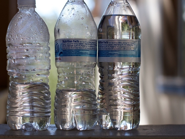 Калининградцам рассказали о вреде пластиковой тары для воды
