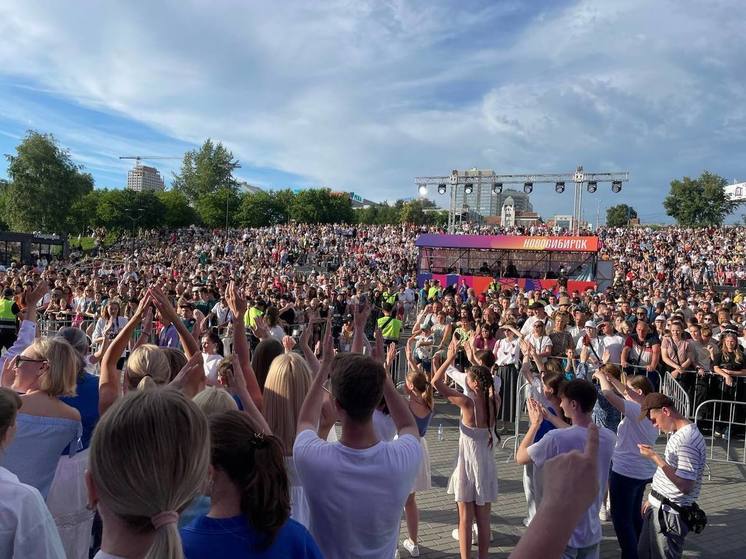 В День города на Михайловской набережной сотни новосибирцев хором спели народные хиты