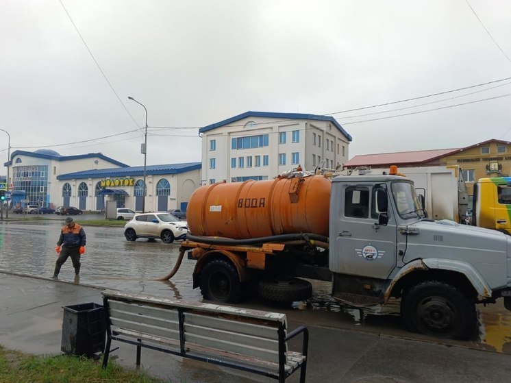 В Тюмени службы оперативно реагируют на застои воды