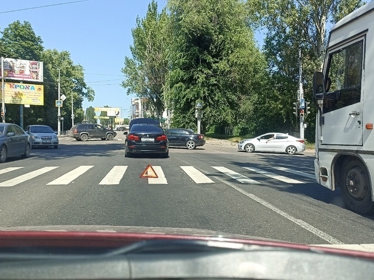 В Донецке столкнулись общественный автобус и иномарка