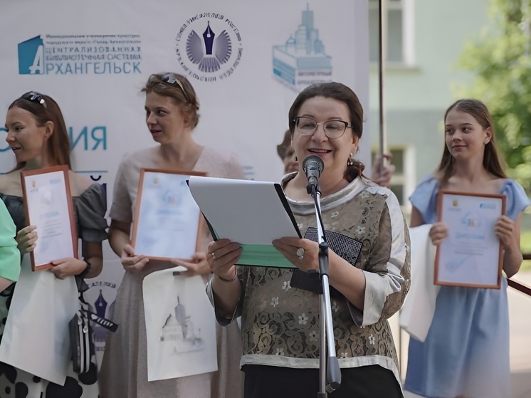 Любители литературы отмечают День города в сквере на Чумбаровке