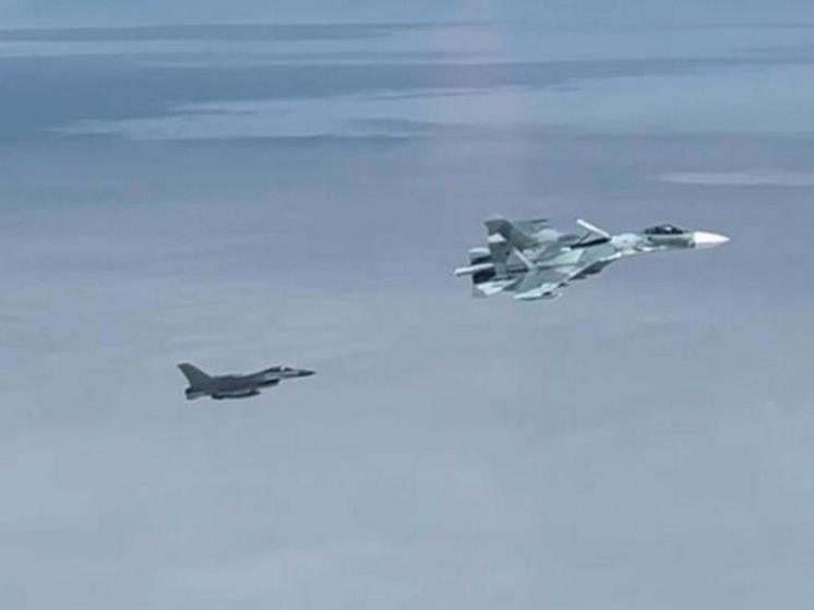 Fighterbomber показал видео перехвата российским Су-27 датского F-16