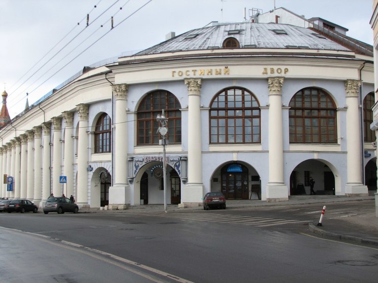 Участников Пушкинского бала эвакуировали из Гостиного двора в Москве