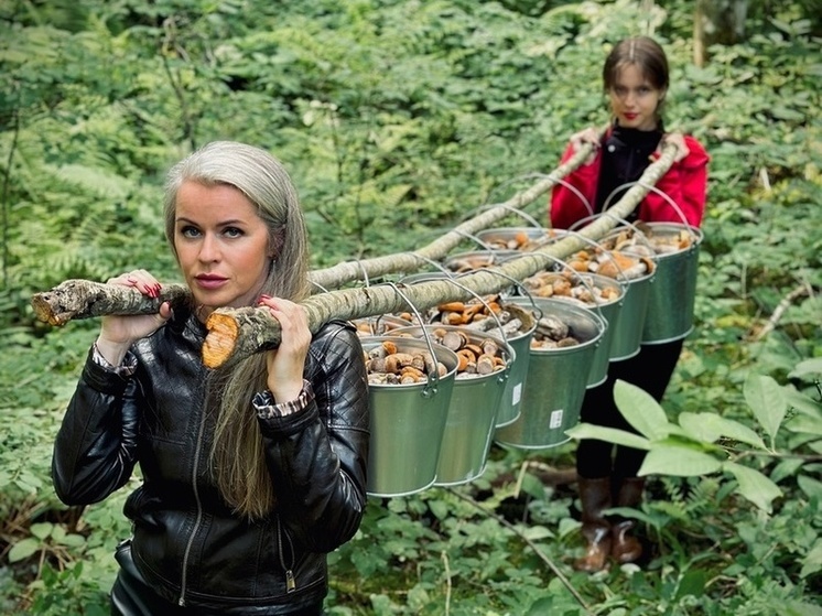 Петербурженка собрала 13 ведер грибов за один раз