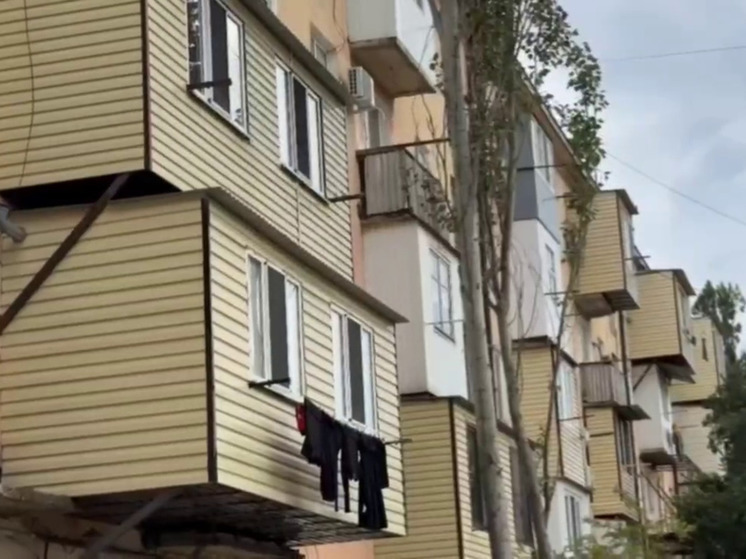Незаконные балконы мешают ремонту и покраске дома в Каспийске