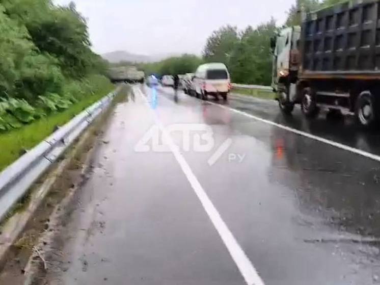 Жесткое ДТП с двумя большегрузами перекрыло трассу на Холмск