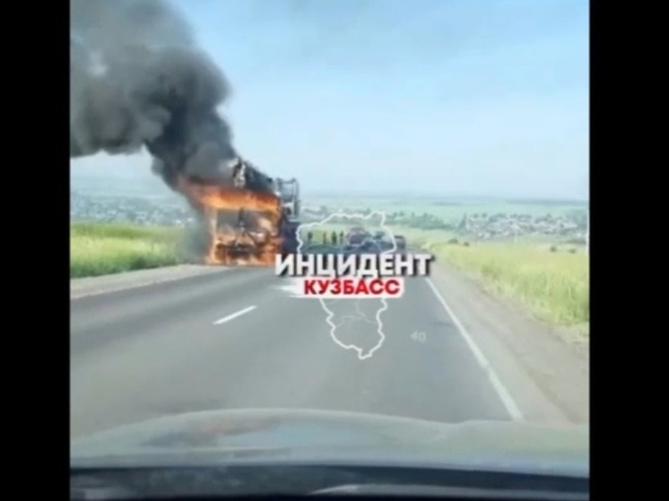 Автокран вспыхнул и сгорел дотла на трассе в Кузбассе