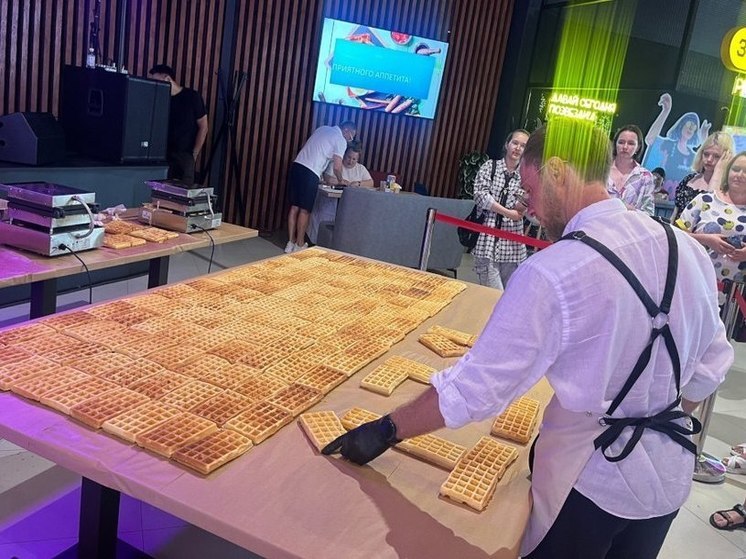 В Новосибирске кондитер создал гигантский десерт из 131 вафли в честь Дня города