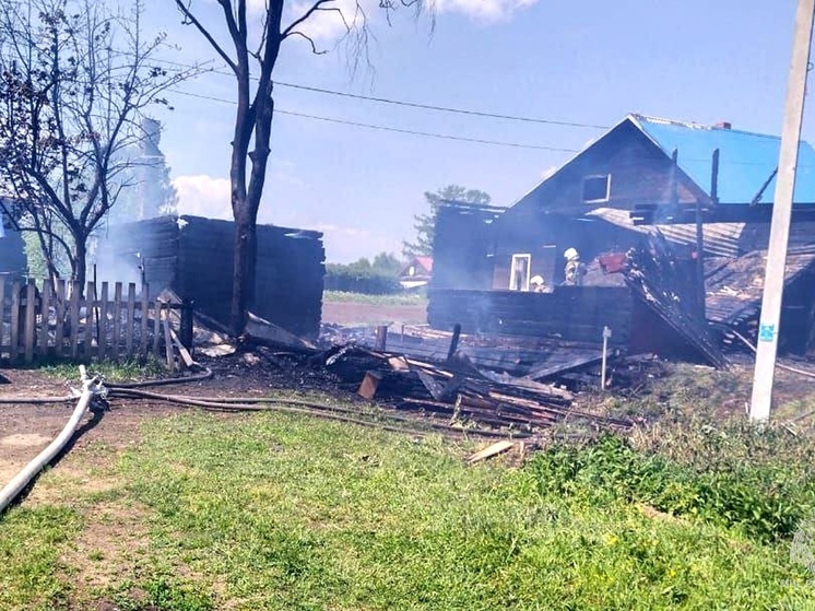Жилой двухквартирный дом сгорел в послке Нефтяник Томской области