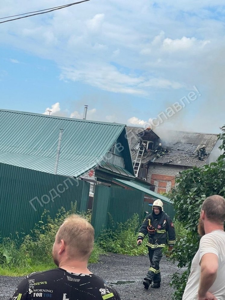 В Ярославле жилой дом загорелся от удара молнии