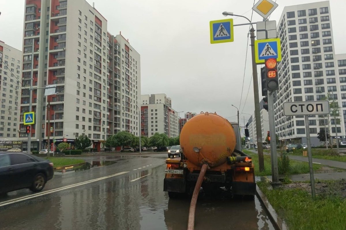 Дорожные службы Тюмени справлялись с огромным количеством воды - МК Тюмень