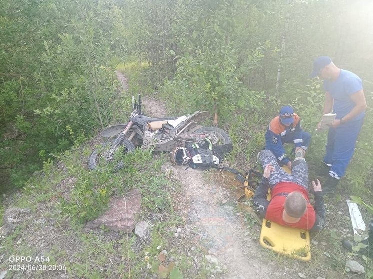 Спасатели в Кировском районе вынесли мотоциклиста из леса на носилках