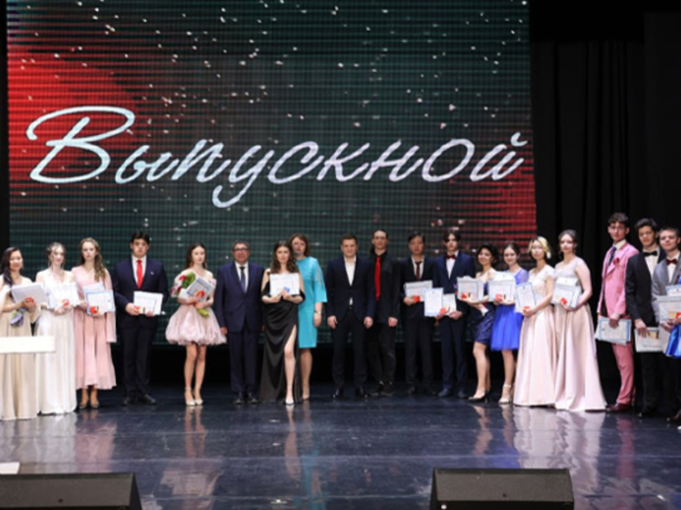 Рекордное количество отличников выпустили школы Чукотки