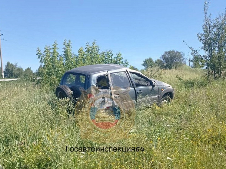 На Механизаторов в Саратове опрокинулся автомобиль, водитель пострадал