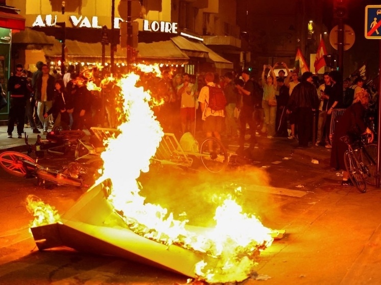"Пожелаем Франции гореть, она заслужила": беснующиеся радикалы громят Париж после поражения Макрона на выборах