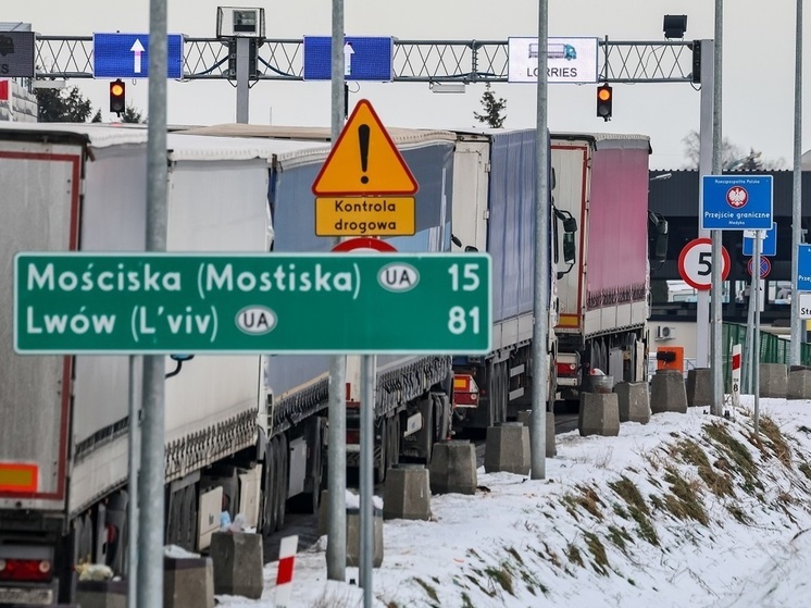 Таможенная служба Украины: власти Польши ограничили проезд границы для ряда украинских дальнобойщиков