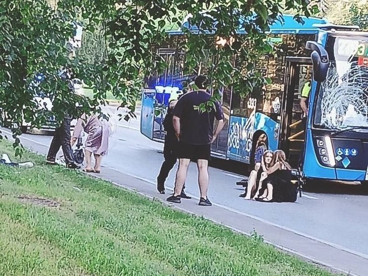 Подростки на самокате нарушили несколько ПДД и попали под автобус в Кемерове