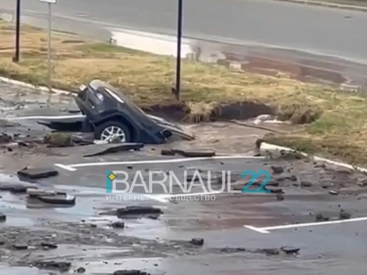 На улице Попова в Барнауле машина ушла под землю из-за коммунальной аварии