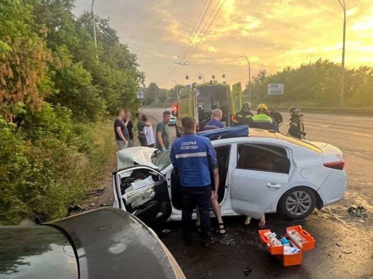 Восемь человек пострадали в ДТП у Кузбасского моста в Кемерове