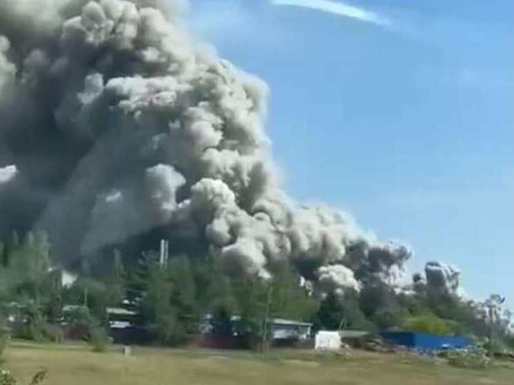 В Можайске вспыхнул пожар предположительно на автосервисе