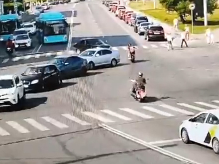 Водитель иномарки снес мотоциклиста в центре Архангельска