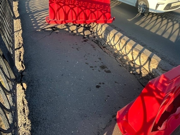 Участок тротуара на Пошехонском мосту в Вологде оградили от пешеходов из-за сдвижки плиты