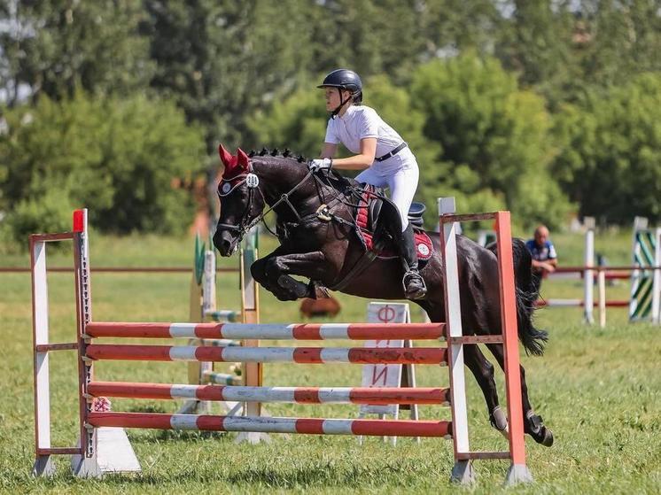 Спортсменка из Хакасии взяла серебро на первенстве Сибири по конному спорту