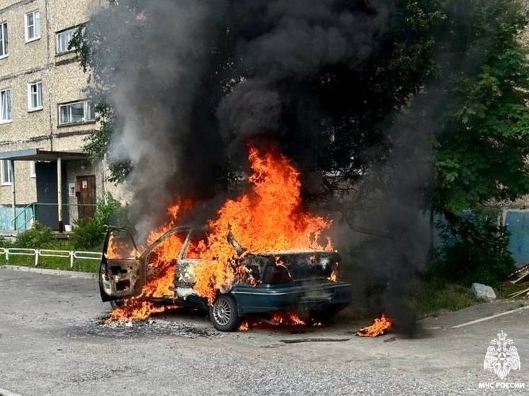 Во дворе жилого дома в Мончегорске дотла сгорел автомобиль
