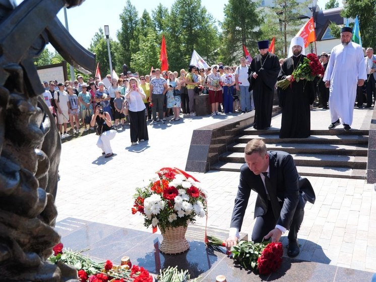 В Парке Победы на мемориал занесли имена погибших в СВО саратовцев