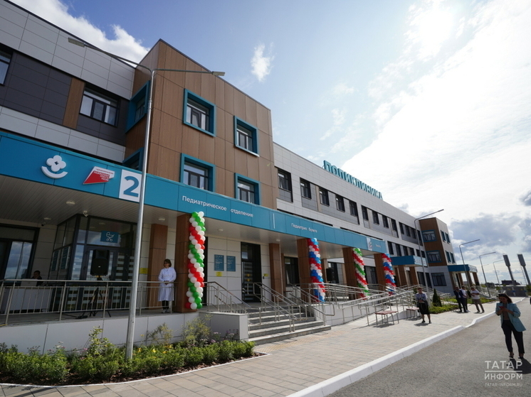 Детской больнице на набережной еще ищут инвестора, а самую большую поликлинику Казани достроят в этом году.