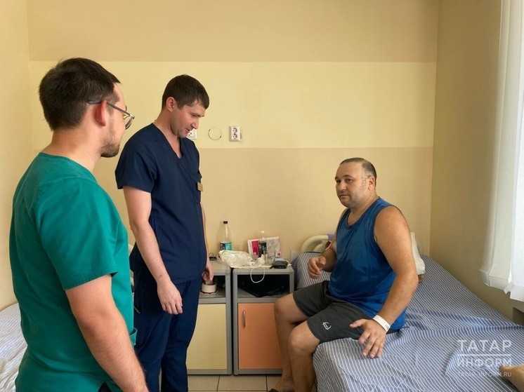 Хирурги РКБ в Татарстане спасли мужчине почти отрезанную руку