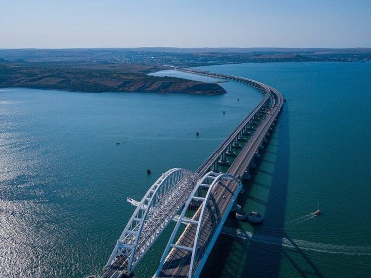 Стоящим в пробке перед Крымским мостом начали раздавать питьевую воду