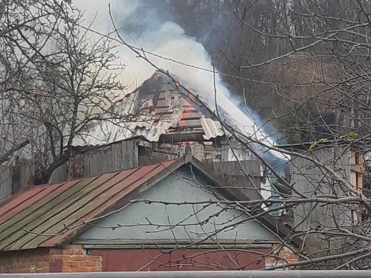 Частный дом в Шебекинском округе загорелся после атаки ВСУ