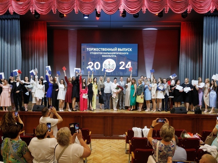 Смоленский государственный медицинский университет проводил в жизнь 34 новых специалиста - выпускников фармацевтического факультета