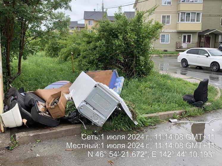 Сахалинский регоператор призвал не оставлять на мусорных площадках части автомобилей