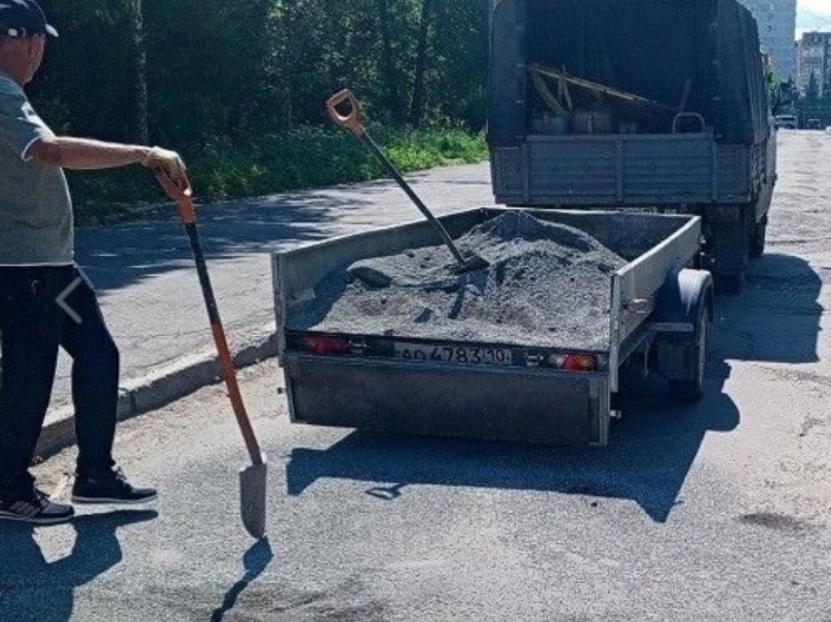 Житель Петрозаводска сам сделал ямочный ремонт дороги у дома