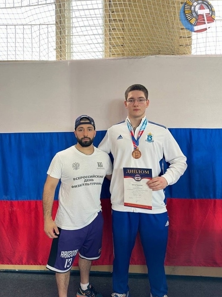 Пауэрлифтер из Ноябрьска взял бронзу первенства России и попал в сборную страны