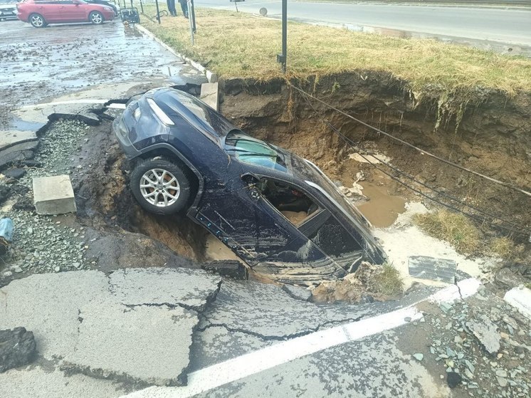 Стали известны подробности падения автомобиля в «коммунальную» яму в Барнауле