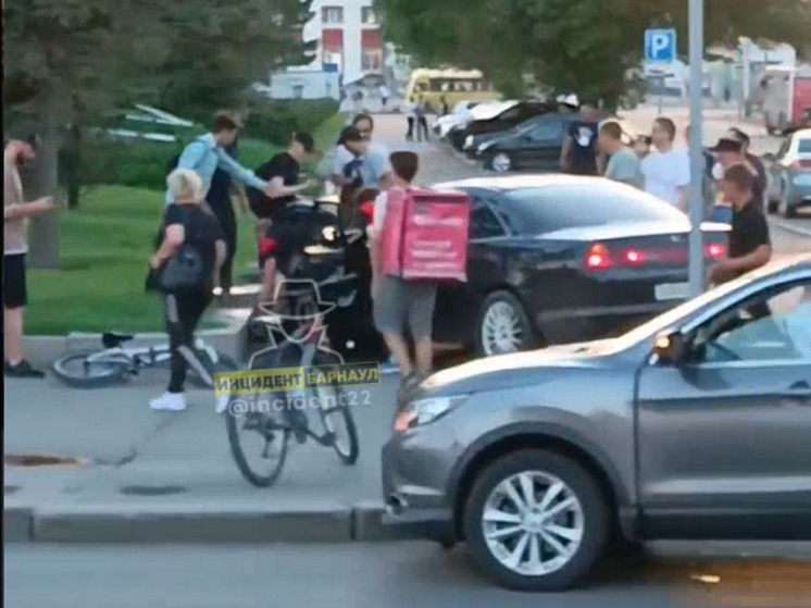 В Барнауле иномарка вылетела на тротуар после ДТП и сбила велосипедиста