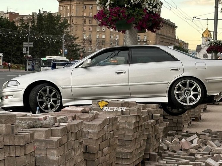 В центре Новосибирска Toyota Chaser повисла на бордюре