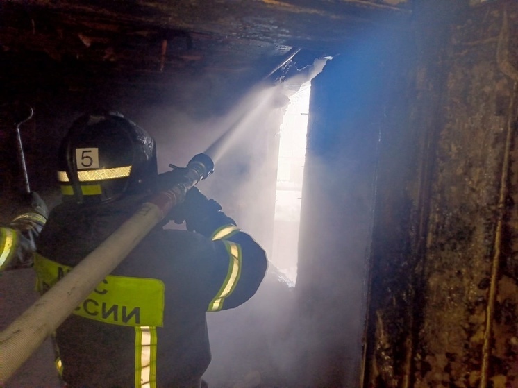 В Курске во время пожара выгорели 60 квадратных метров нежилого здания