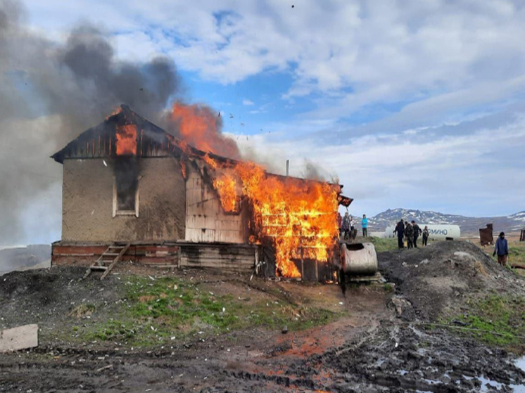 Женщина с малышом лишились жилья в Энурмино в результате пожара